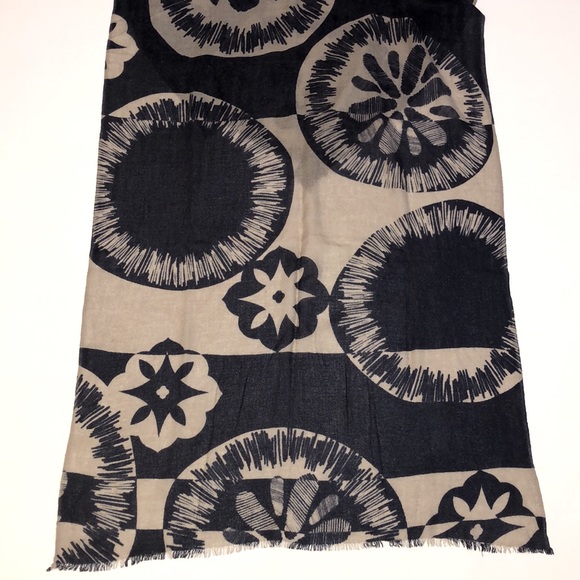 Yarnz scarf 28.5”x43” - Picture 2 of 11